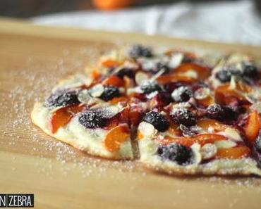 Süßer Flammkuchen mit Blaubeeren und Aprikosen [ ICH BACKS MIR ]