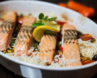 Mediterraner Lachs mit Reis aus dem Ofen