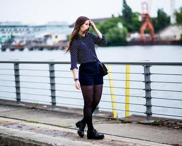 Dunkelblaue Pünktchenbluse und Shorts