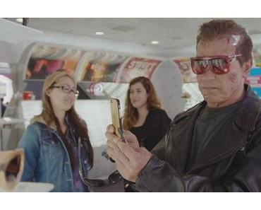 Schwarzenegger veräppelt als Terminator ein paar Passanten