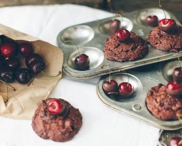 And a (chocolate-coated) cherry on top – Double chocolate cookies mit Kirschen