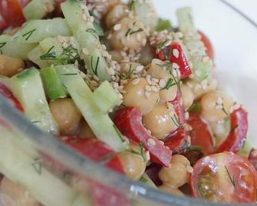 Sommerrezept: Salat mit Kichererbsen und Gurke