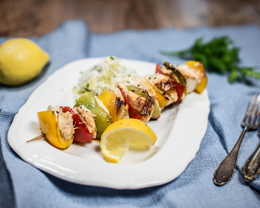 Bunter Putenspieß mit Zitronen-Kräuterreis