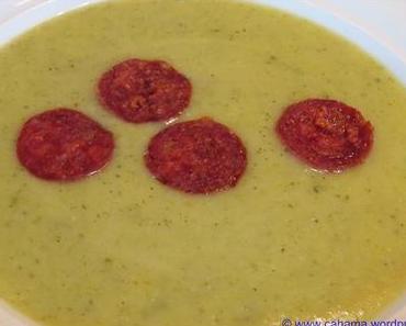 Zucchinisuppe mit Salami-Chips