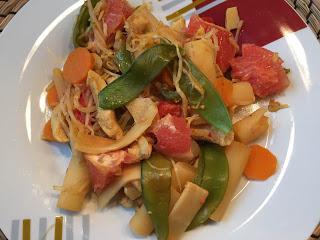 Scharfes Wokgemüse mit Hühnchenbrust in Honigmarinade