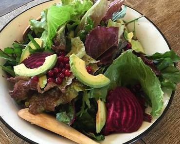 Savoury Wednesday: Gemischter Salat mit Johannisbeeren, roter Bete, Avocado und Ziegenkäse