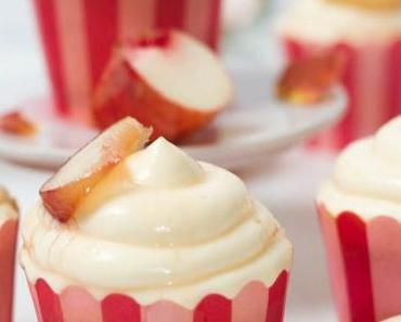 Weiße Schokoladen-Cupcakes mit weißen Pfirsichen