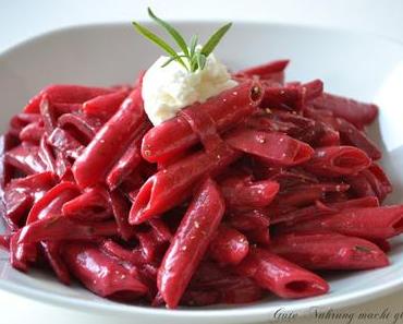 Pasta aus einem Topf: One Pot Pasta mit Rote Beete und Rosmarin und Ziegenkäse