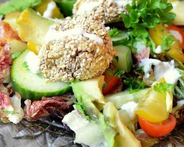 Figurfreundlicher Sommergenuss - Ofenfalafel auf Sommersalat mit Sesam-Honig-Dressing