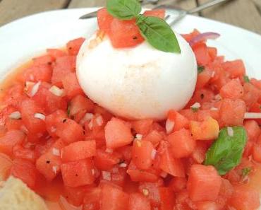 Mozzarella auf Wassermelonen-Tomaten-Salat