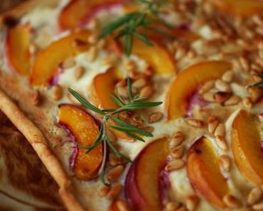 Nektarinentarte mit Ziegenfrischkäse und Pinienkernen
