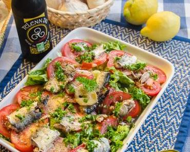 Salat mit Tomaten, Knoblauch und Ölsardinen in Olivenöl mit Zitrone