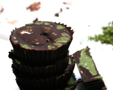 Matcha-Schoko-Praline küsst Kokosnuss