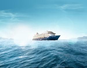 Mein Schiff 4 präsentiert sich bei Cruise Days Parade – „Mein Schiff Erlebniswelt“ am Elbufer
