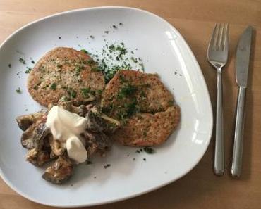 Knusprige Quinoa-Pancakes mit Pilzrahm