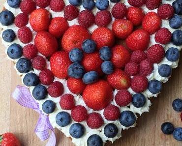 Zitrus-Mandel-Herz mit Beeren als Sommerausklang!