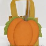 Kürbistüte mit dem Falzbrett für Geschenktüten