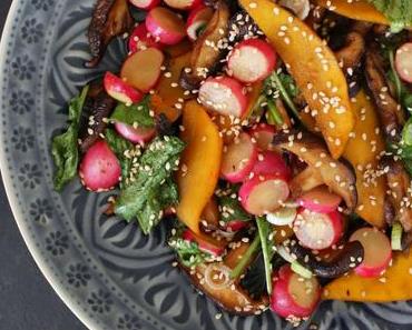 Lauwarmer Shiitake-Salat mit Radieschen und Butternut-Kürbis