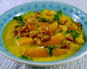 Möhrentajine mit Joghurt und Honigpinienkernen