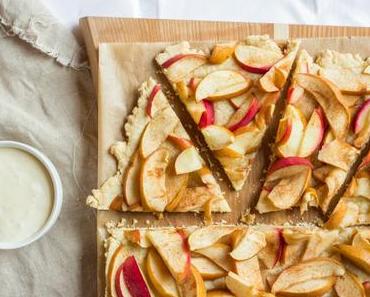 Vegane Apfel-Tarte mit Karamellsahne oder der zweitbeste Apfelkuchen der Welt