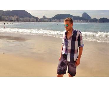In Shorts an der Copacabana