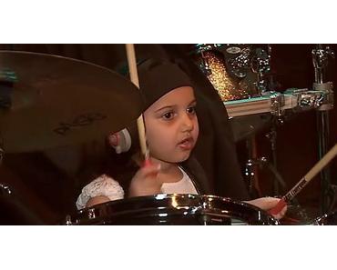 5-Jährige Schlagzeugerin spielt „Chop Suey“ von System Of A Down