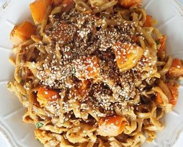 Nudeln mit Butternut-Kürbis und asiatischer Sauce