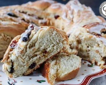 Weihnachtshefekranz mit Mandeln, Cranberries & Aprikosen