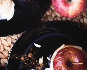 Bratäpfel mit Marzipan und Mandeln im Vanillebett