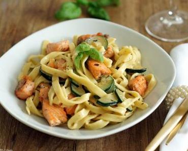 Tagiatelle mit Zucchini und Lachs