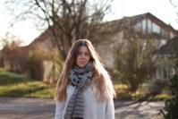 Winter Outfit mit Strickpullover und Parka