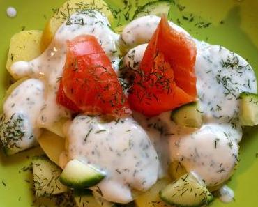 Kartoffel-Gurken-Salat mit Lachsforelle