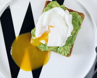 Pochierte Eier auf getrüffeltem Avocado Toast - Neujahrsfrühstuck