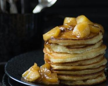 Zimt-Pancakes mit karamellisierten Äpfeln