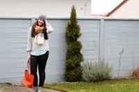 Lederleggings Streifenbluse Strickpullover und Beanie