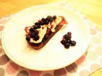 Speckbrot mit Ziegenkäse und Heidelbeeren