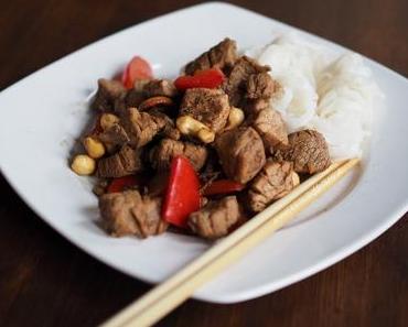 Stir-fry: Schweinefleisch aus dem Wok mit Cashews und Ingwer