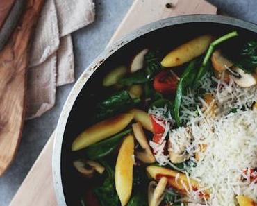 Schupfnudelpfanne mit Spinat, Champignons, Kirschtomaten und Parmesan