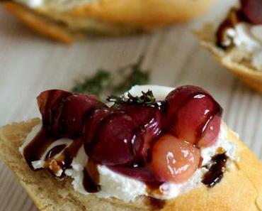 Crostini mit Ziegenkäse und karamellisierten Weintrauben / Crostini with goat cheese and caramelised grapes