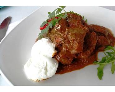 Scharfe Hühnerleber mit pochiertem Ei