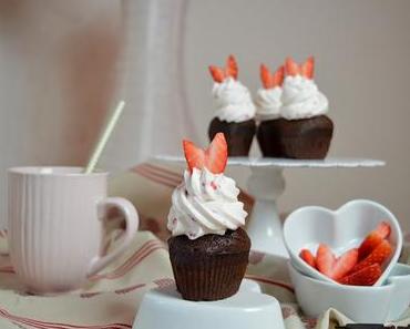 Champagner Cupcakes mit Erdbeerhaube / Champagne Cupcakes with Strawberry Cream