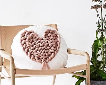 Happy Valentines's Day Mit Einem Grossen Dicken Strickherz