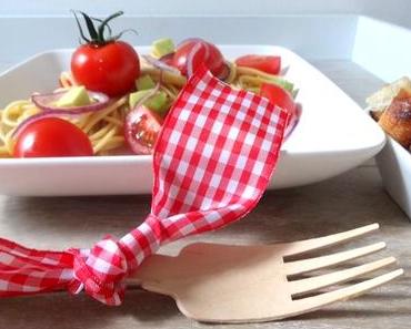 Spaghetti mit Avocado, Kirsch-Tomaten & Croûtons