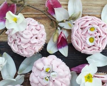 Ein süsser Blumengruss! Himbeer-Cupcakes mit weißer Schokolade