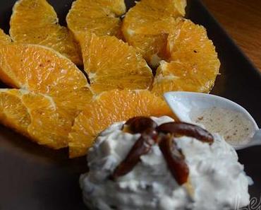 Orangen in Kardamomsirup mit Dattelcreme