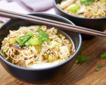 Mie-Nudel-Suppe mit Chinakohl und Shiitake