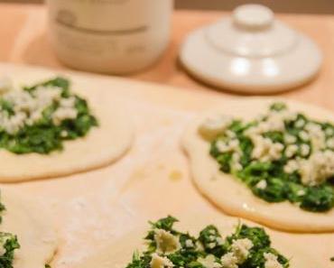 Mini Pizzateig-Fladen mit Spinat, Knoblauch und Stilton