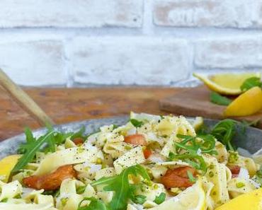 Bandnudeln mit Zitronen-Pistazien Sauce, räucher Garnelen und gegrilltem grünen Spargel Salat