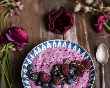 Frühstücks Reis Acai Bowl mit Beeren