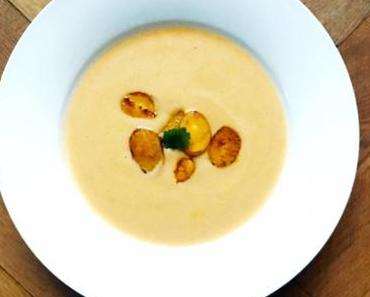 Gelbe Gemüsesuppe mit Kokos